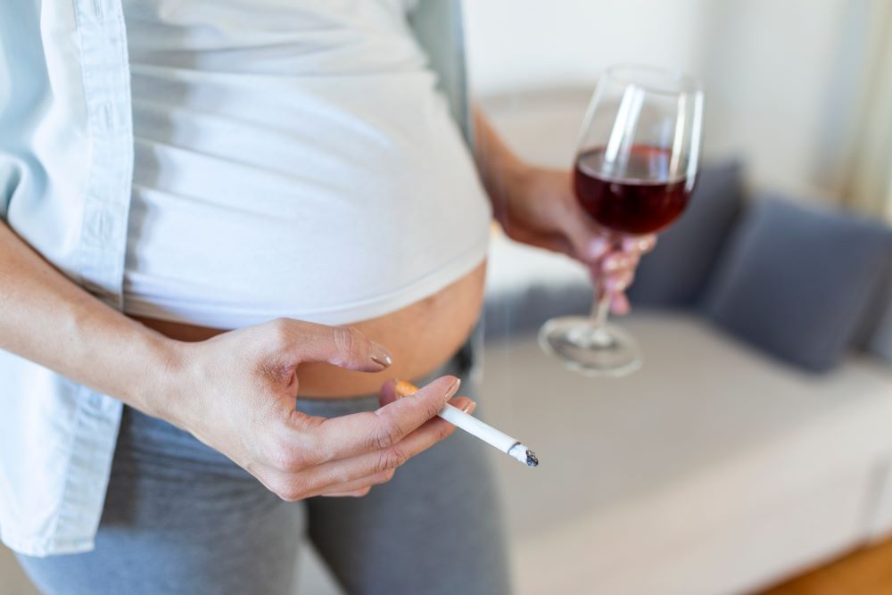 femme enceinte avec cigarette et alcool 